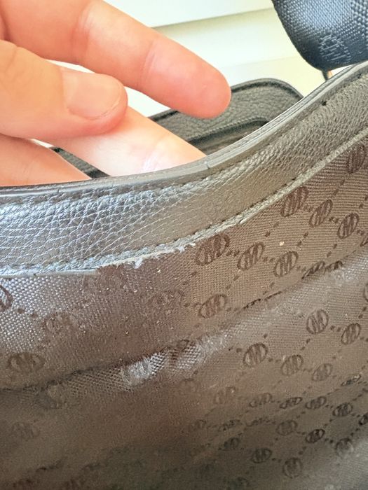 Torebka czarna na ramię listonoszka Mohito