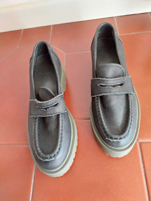 Mocassins pretos, rasos, com sola como nova, tamanho 37