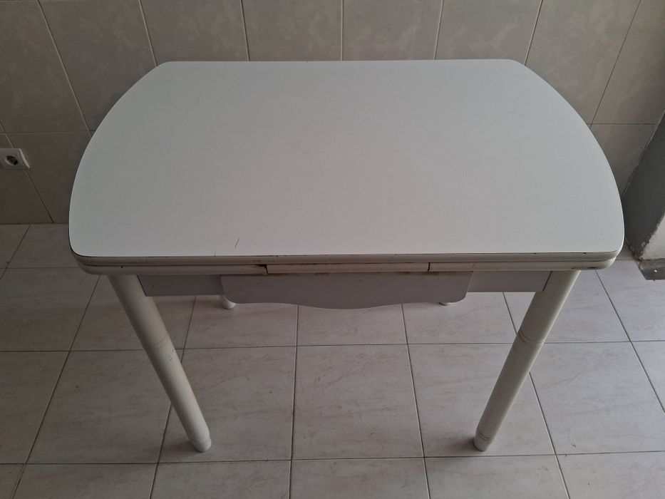 Mesa branca de cozinha