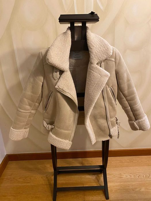 Casaco com pelo por dentro efeito camurça da Stradivarius