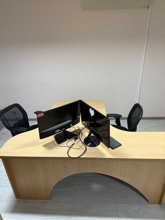 Офісні меблі: столи, шафа