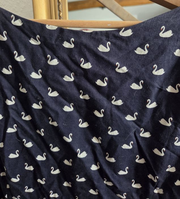 Vestido azul dos cisnes brancos