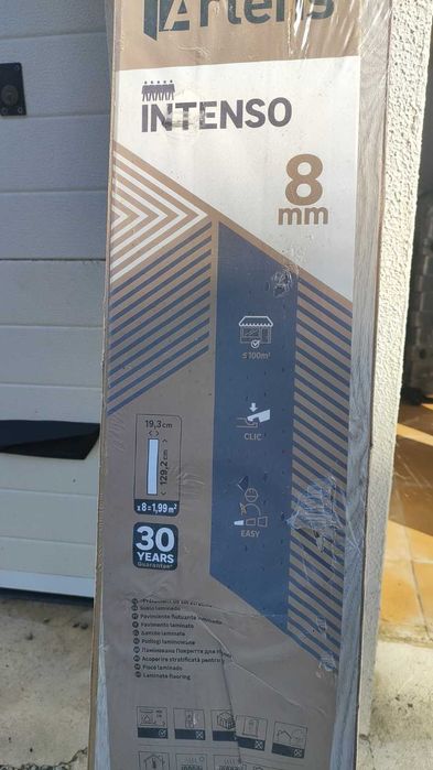 Pavimento laminado Artens INTENSO 8 mm 2 caixas (≈3,98 m²) — novo