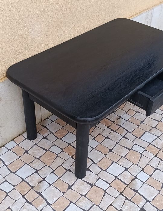 Mesa em madeira preta larg 1.metro  46 cm alt.46 cm de prof.56 cm