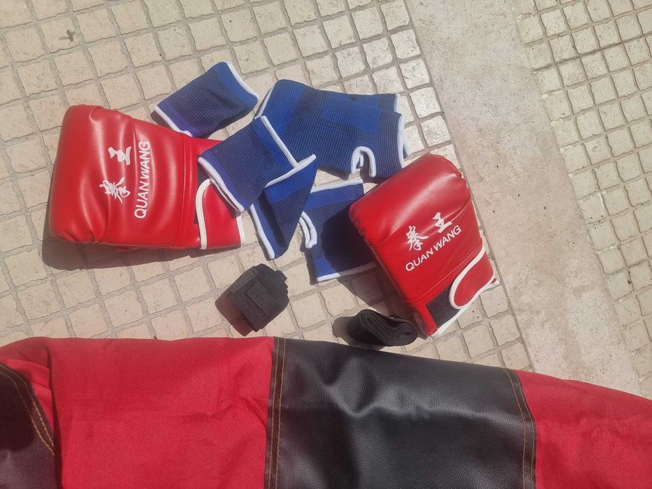 saco de boxe com luvas e acessorios