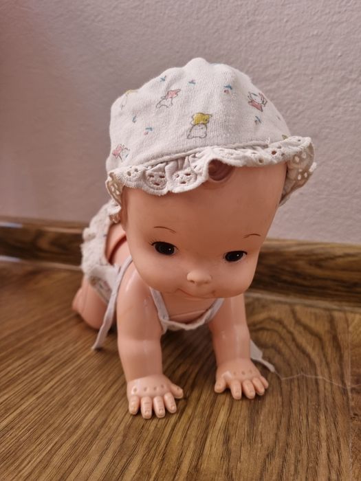 Raczkująca lalka vintage