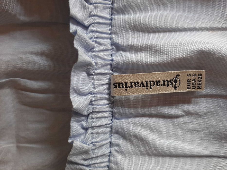 Vestido azul com folho Stradivarius