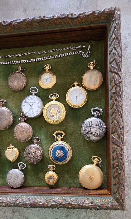 Coleção de relógios de bolso com expositor de madeira