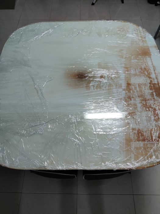Mesa de sala com tampo em vidro temperado