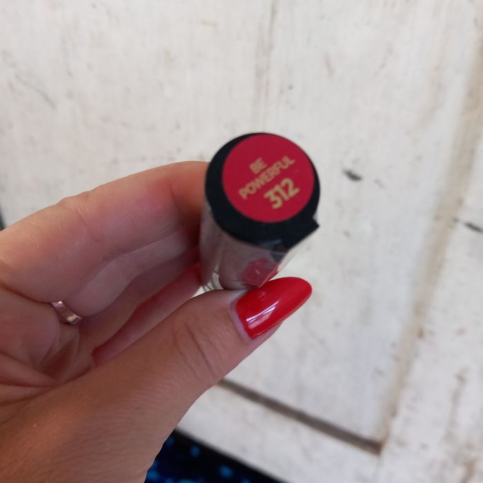 Nowy czerwony błyszczyk do ust Loreal 312