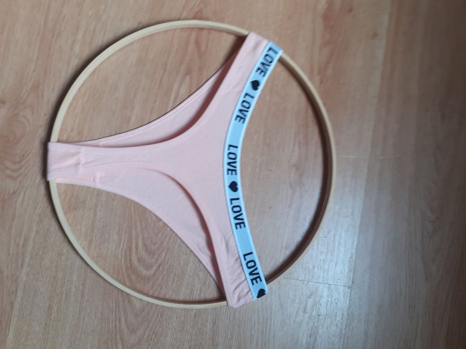 Stringi damskie z nadrukiem Love