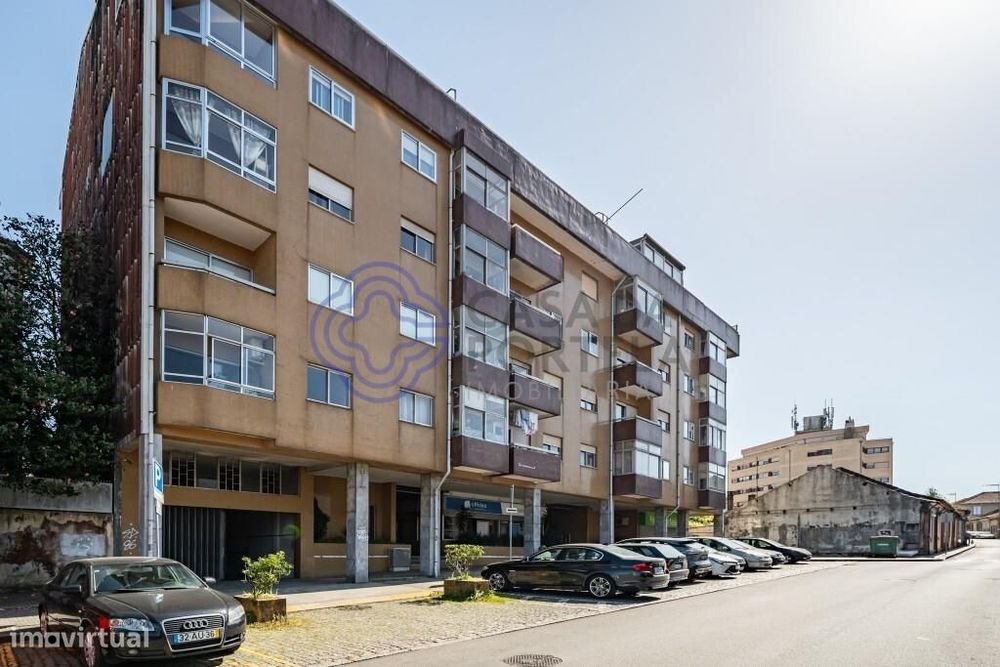 Apartamento com terraço junto á nova linha do metro (RUBI)