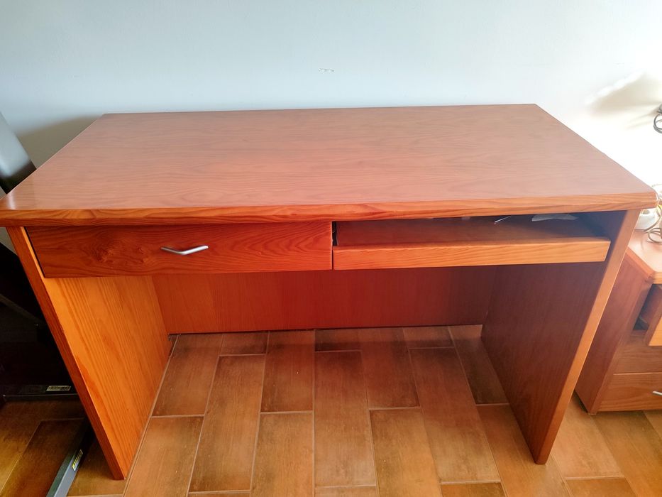Secretária de escritório em Pinho Maciço ( 120*60*84)