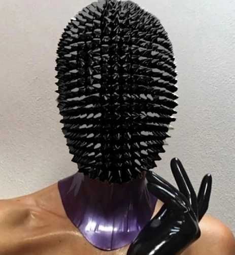 Maska z ćwiekami. Kolczasta maska