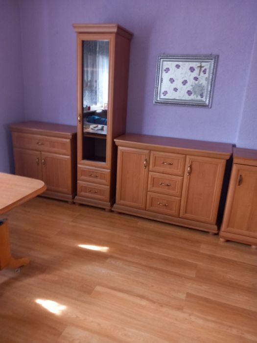 Sprzedam meble dwie komody witryny i waskiej szafki