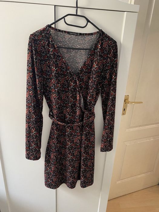 Sukienka w kwiaty z paskiem wiązana dekolt v