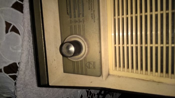 Rádio muito antigo da marca Philips