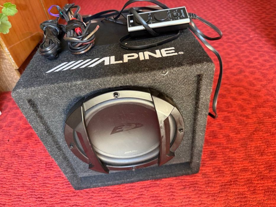Продам активный сабвуфер Alpine SWE-815