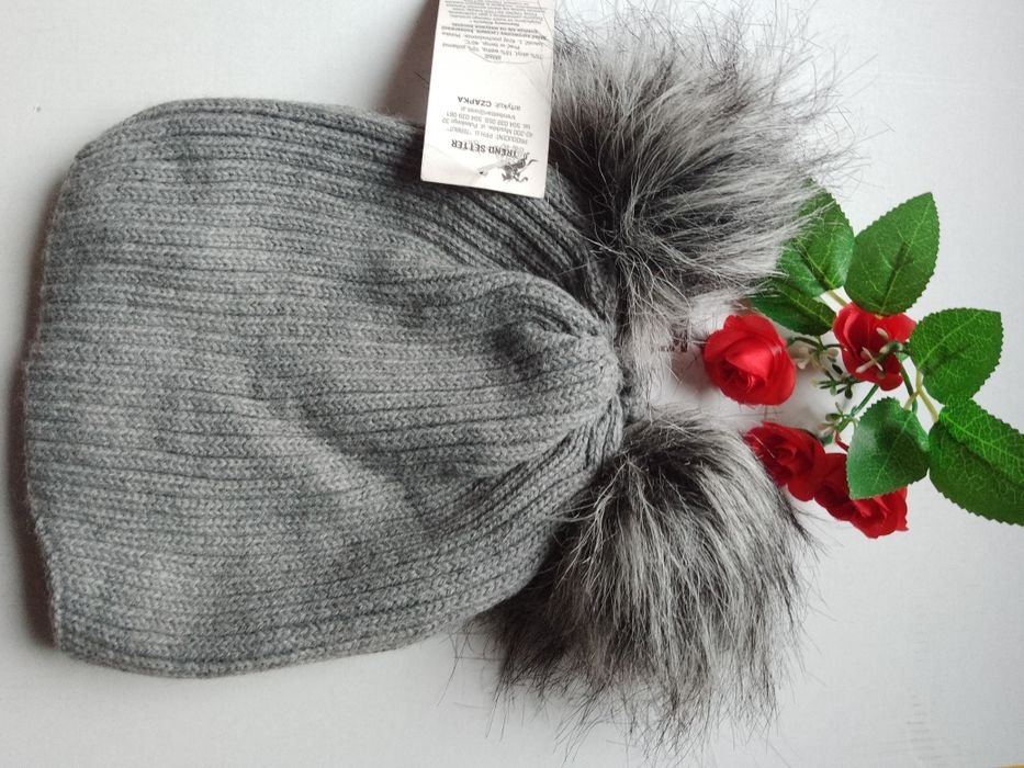 Czapka damska dwa pompony