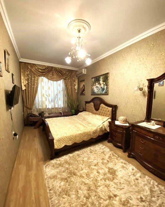 Продам 4-к.квартиру в центрі, капітальний ремонт, сталінка