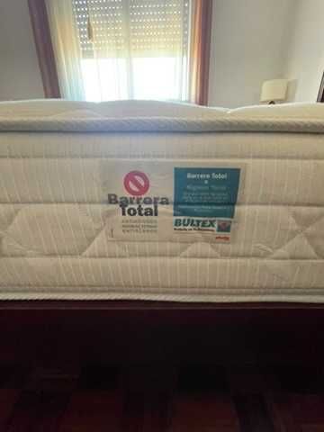 Cama de casal em madeira com colchão
