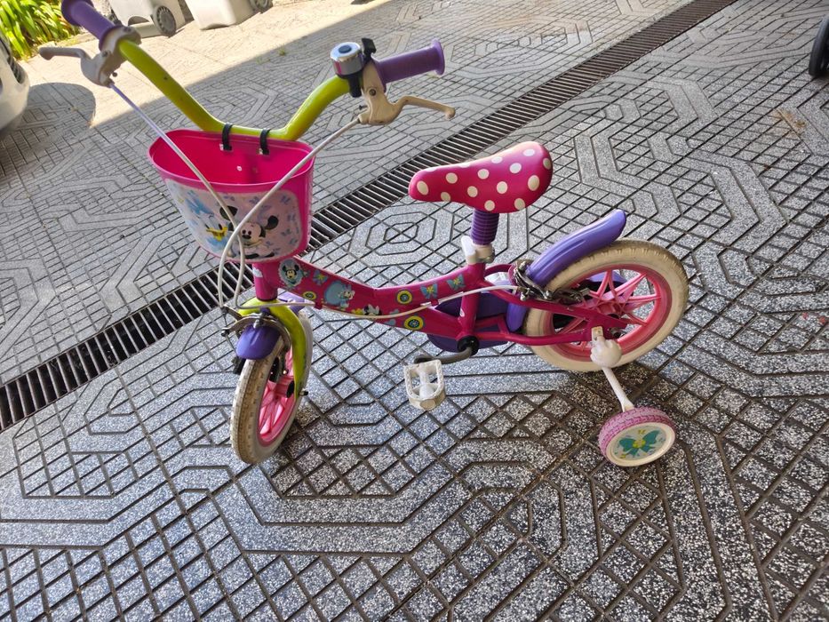 Bicicleta Minnie 12" em bom estado, com ou sem suporte de bonecas extra