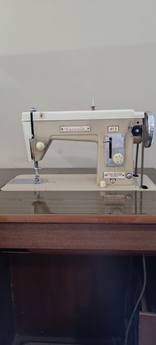 Maszyna do szycia w szafce Łucznik 413