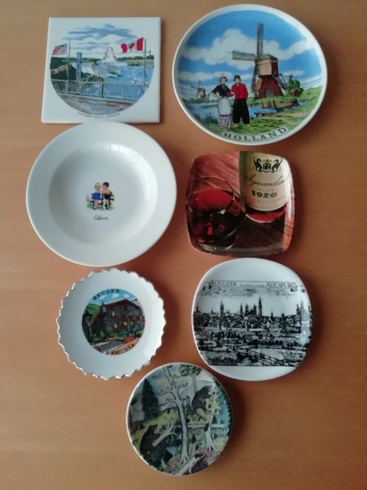 Conjunto de pratos de vários países.