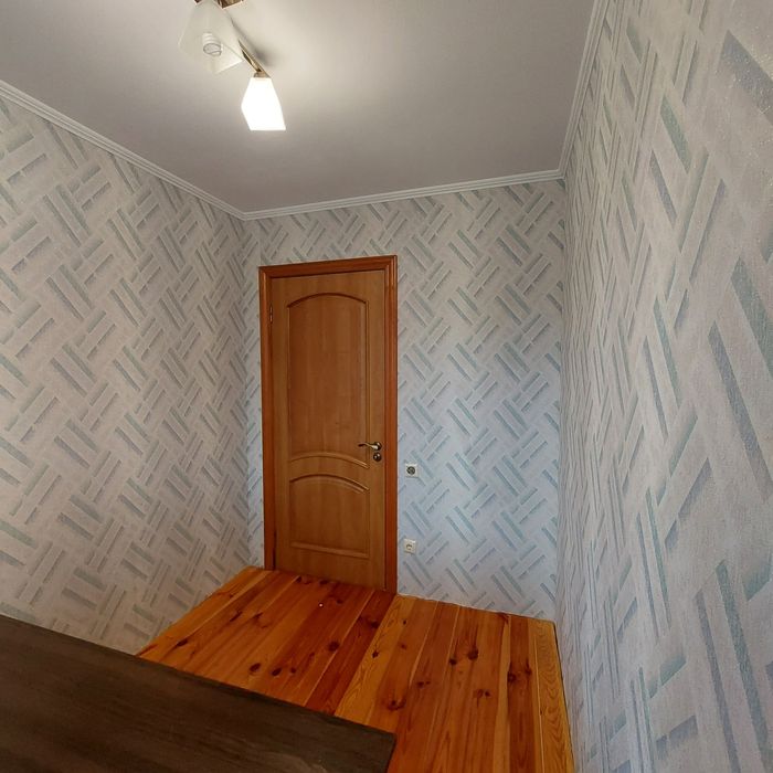 Поклейка шпалер,  фарбування стін та стель.