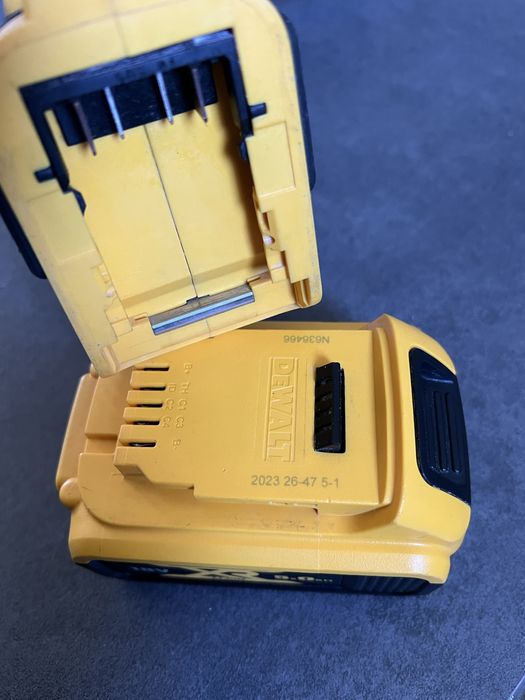 Безщіткова Акум. Болгарка Dewalt DCG 405 + АКБ 5.0