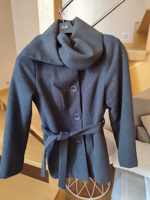 Płaszcz damski wiązany paskiem