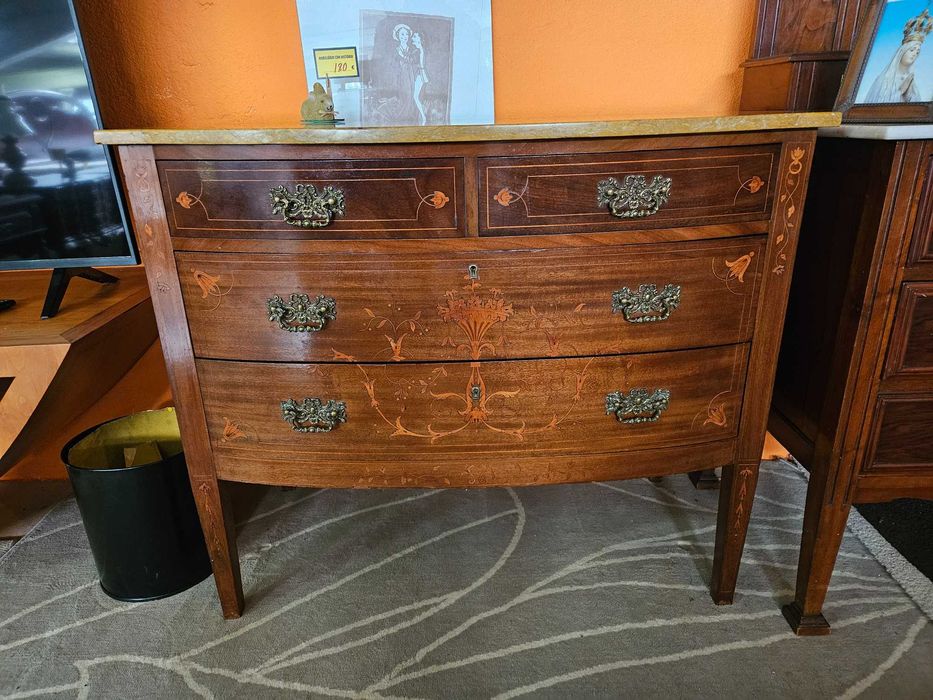 Cómoda antiga estilo D. Maria em madeira com tampo em pedr