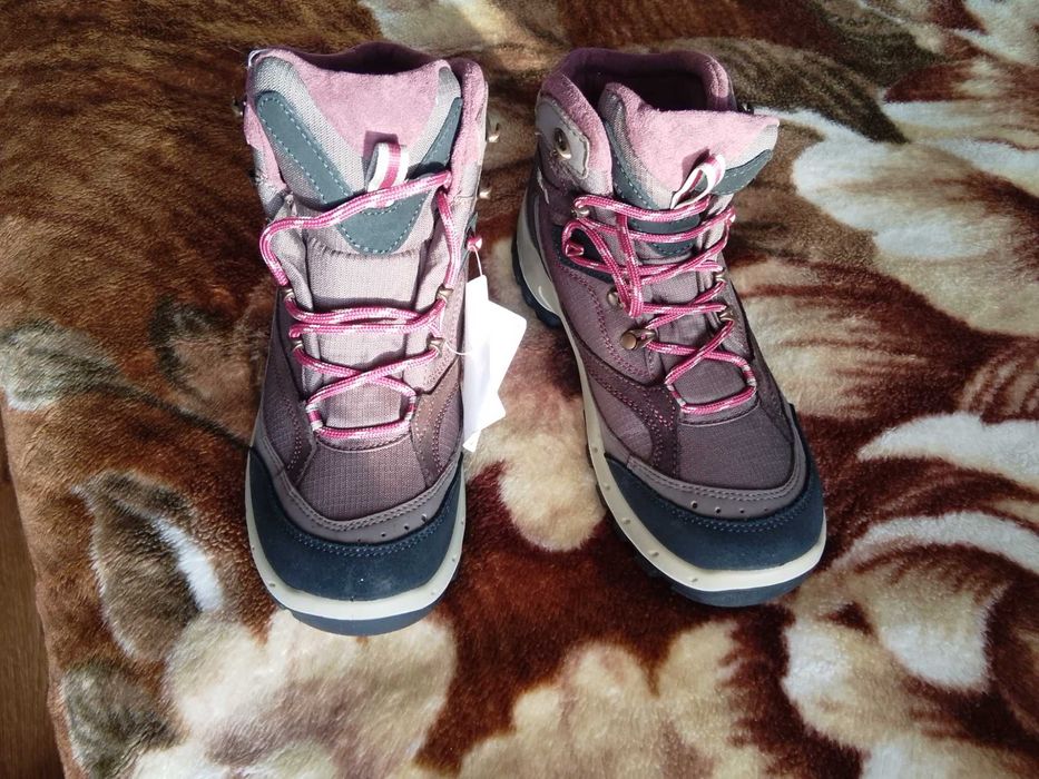 Продам нові кросівки.