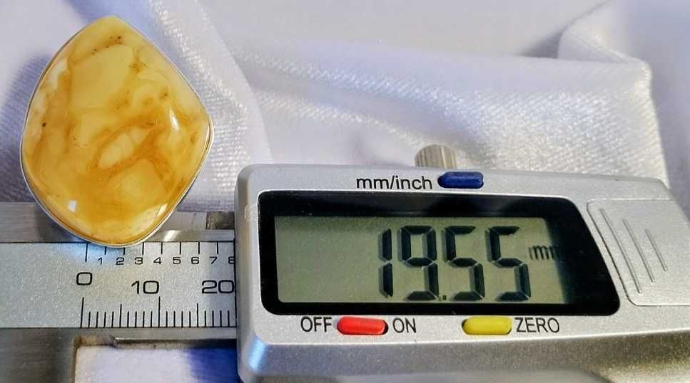 Srebrny pierścionek z bursztynem