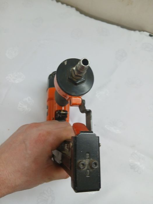 Pistolet pneunatyczny na gwozdzie zszywki