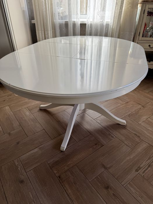Круглий білий стіл IKEA.