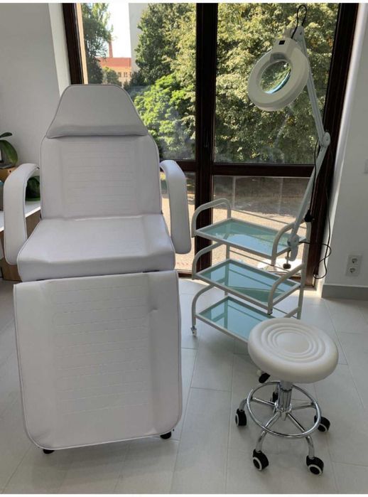 Професійний косметологічний столик з трьома скляними полицями