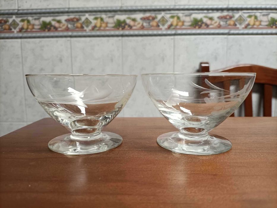 Duas antigas Tacinhas de vidro fininho trabalhado