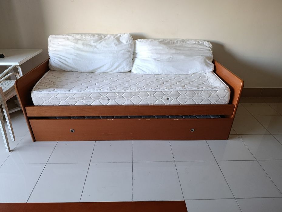 Sofá cama com dois colchões e um aparador