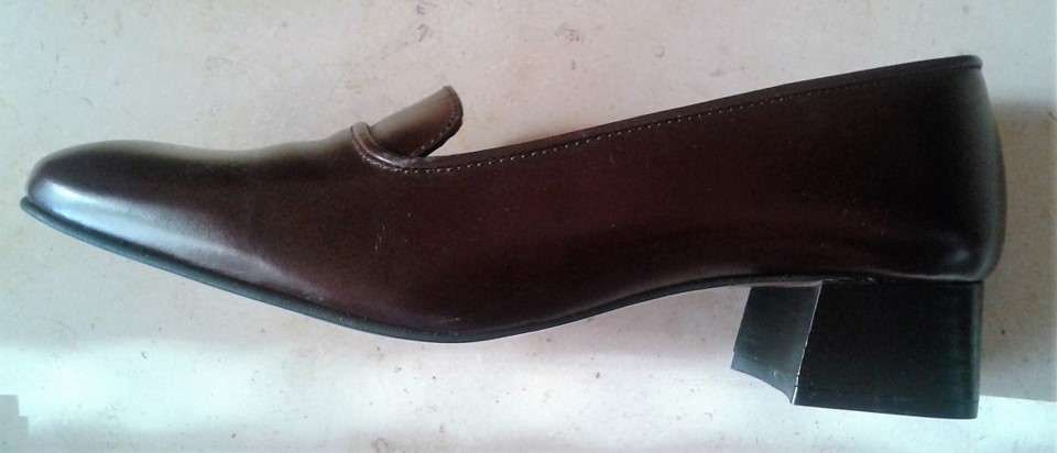 Vendo sapatos castanhos, em pele - como novos