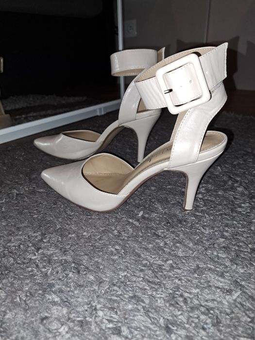 Eleganckie, zapinane wokół kostki beżowe szpilki