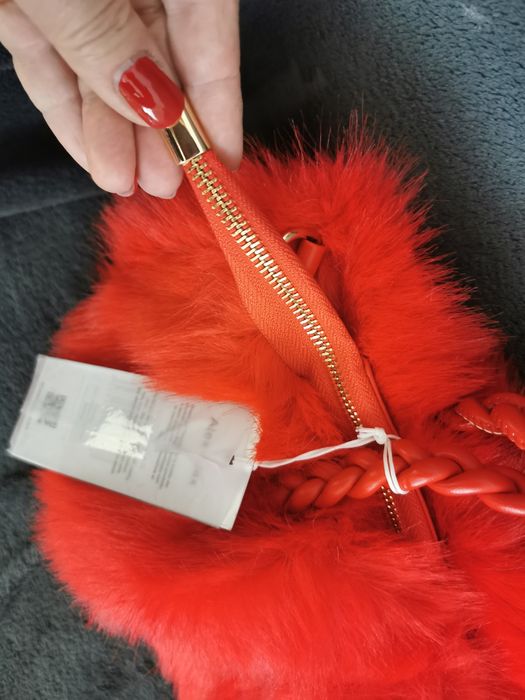 Piękna czerwona futrzana torebka kuferek na łańcuszku