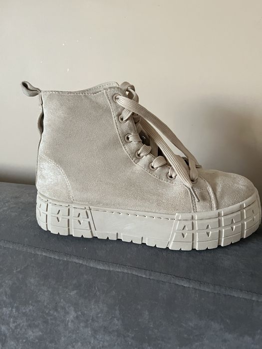 Bezowe botki na grubej podeszwie 38