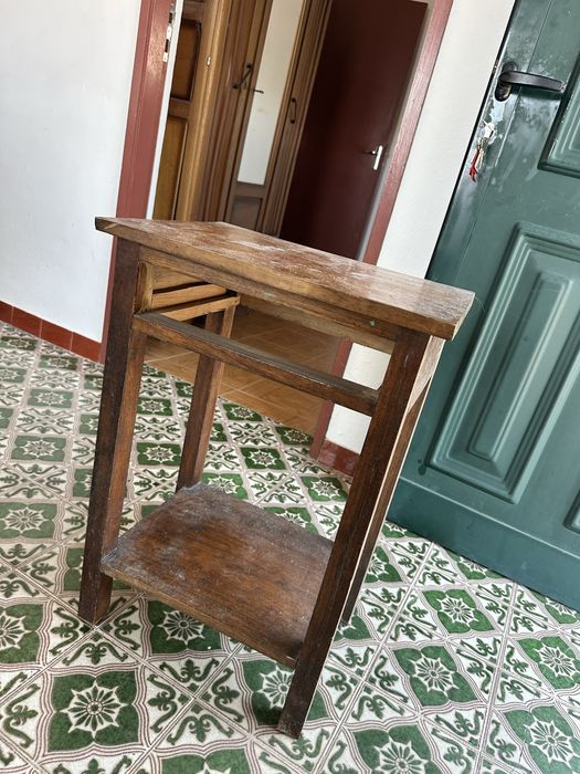 Mesinhas de cabeceira e mesinha antigas