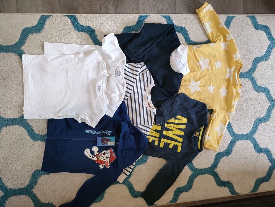 Zestaw ubrań - bluza, bluzki, koszulki