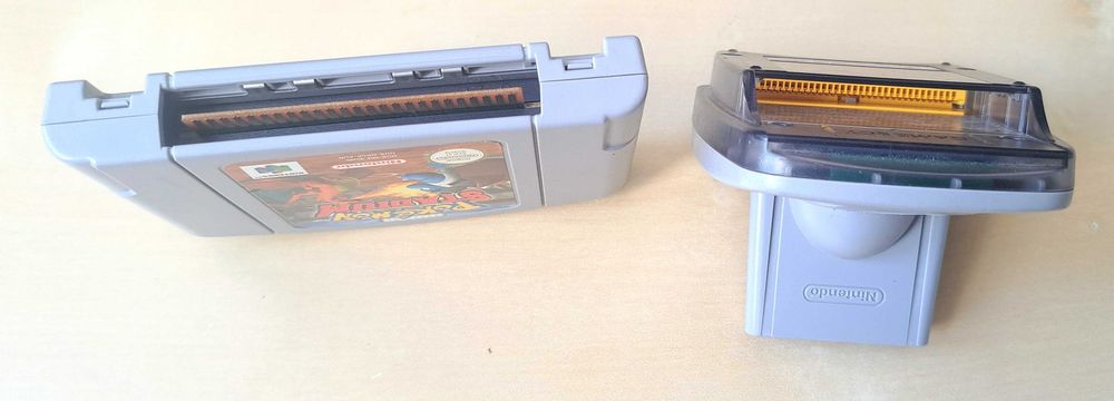 Pokémon Stadium (N64 PAL) + Transfer Pak + Pokémon Yellow + Manuais (Internacional & Português)