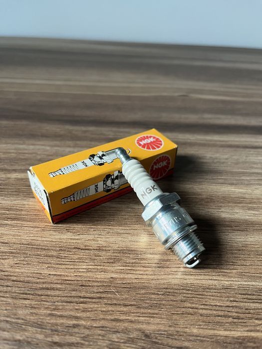 NOWA świeca NGK B7HS WSK 125 WSK 175 MOTORYNKA OGAR 205 kadet komar