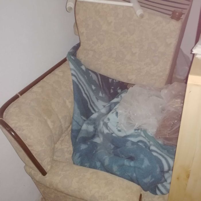 4 sofás individuais + 2 sofás de três lugares e 1 colchão de cama