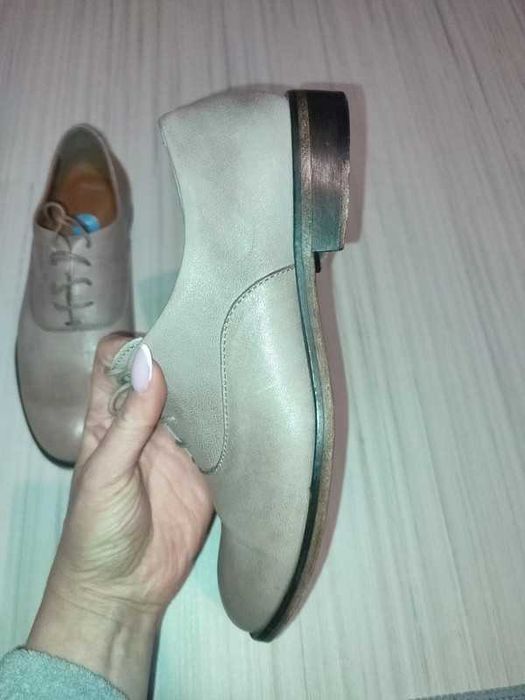 skórzane buty marki Bata rozm. 39