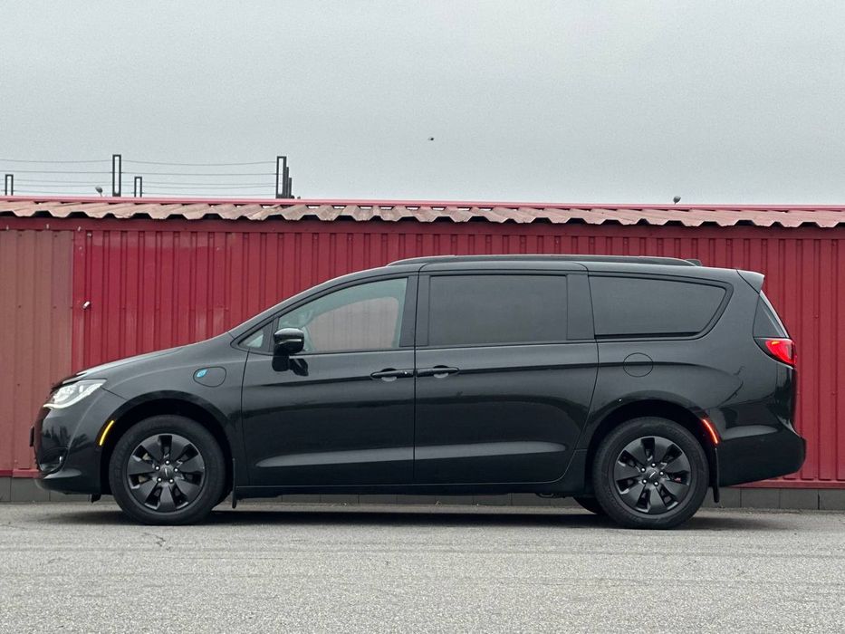 Chrysler Pacifica 2019 року, 3.6 гібрид, автомат, передній привід,233т